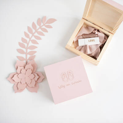 Pink woodenbox for USB with engraving