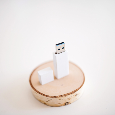 16 GB white USB (3.0) 