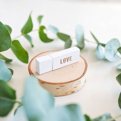 8 GB white USB stick with engraving (3.0)