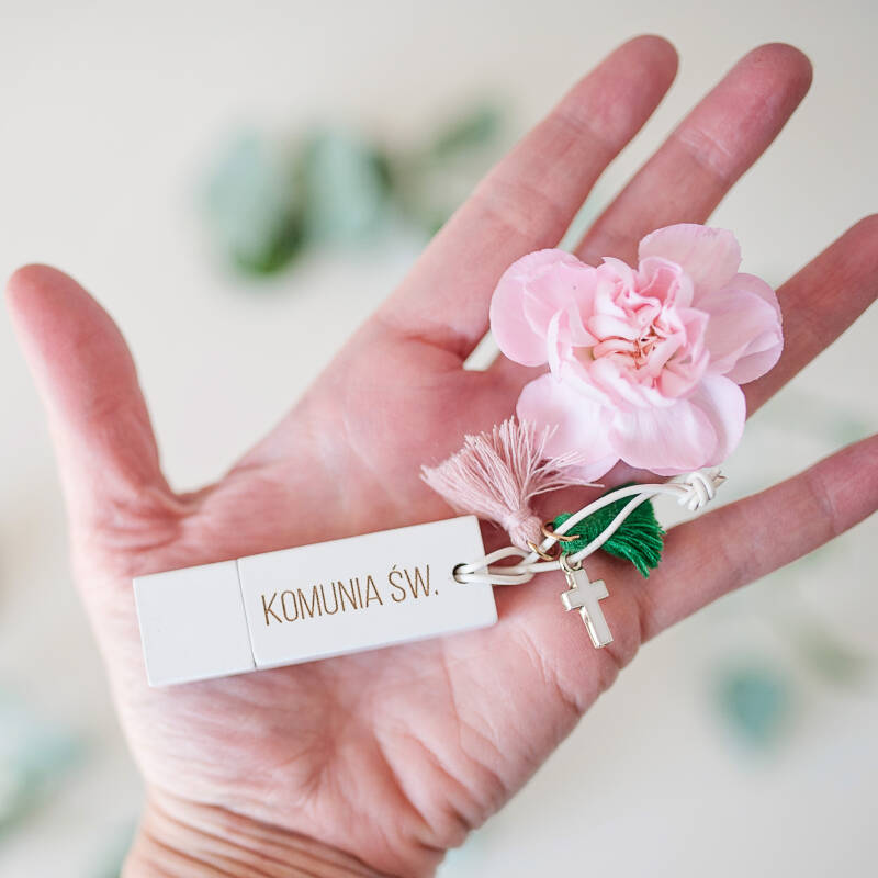 Wooden white USB 4, 8 or 16 GB with engraving - Flower Communion